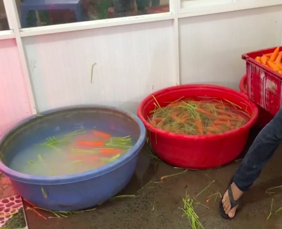 Bắt quả tang 4 cơ sở tẩy trắng hơn 6 tấn củ cải, cà rốt bằng hoá chất  ảnh 4