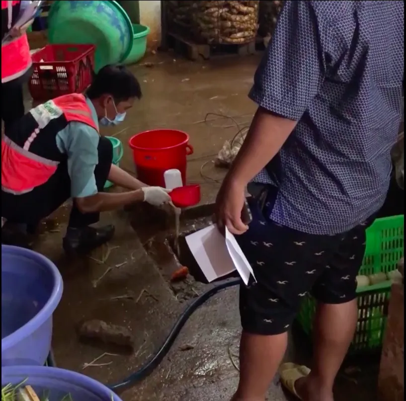 Bắt quả tang 4 cơ sở tẩy trắng hơn 6 tấn củ cải, cà rốt bằng hoá chất  ảnh 1