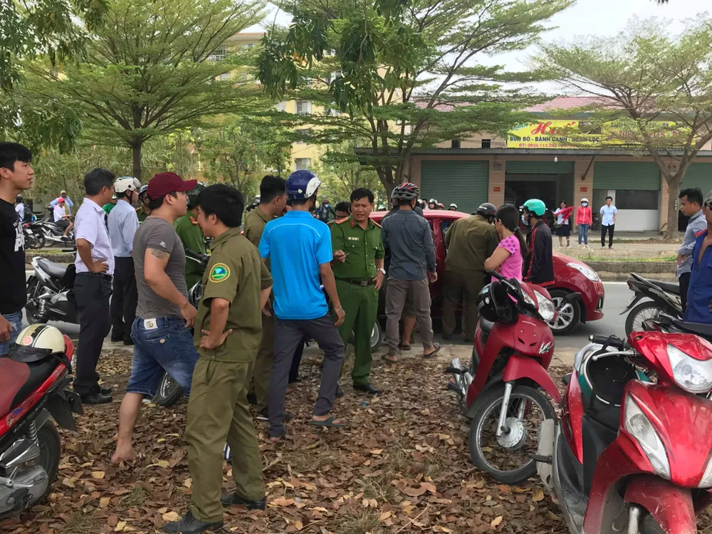 Lực lượng chức năng tại hiện trường. Ảnh: CHÍ PHƯỚC 