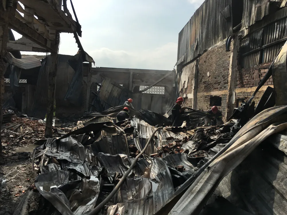 Cận cảnh vụ cháy xưởng tái chế phế liệu ở Bình Chánh, TPHCM ảnh 2