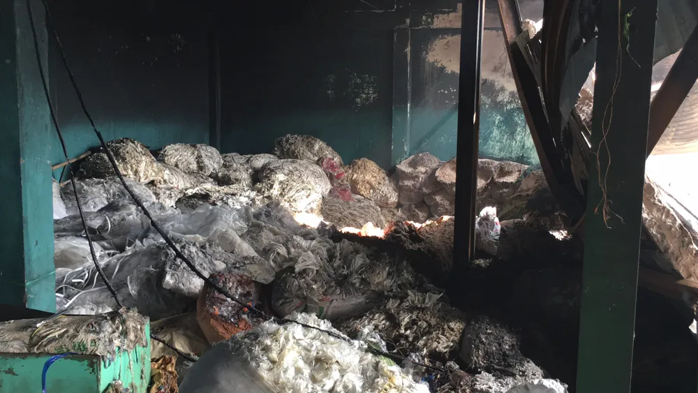 Cận cảnh vụ cháy xưởng tái chế phế liệu ở Bình Chánh, TPHCM ảnh 3