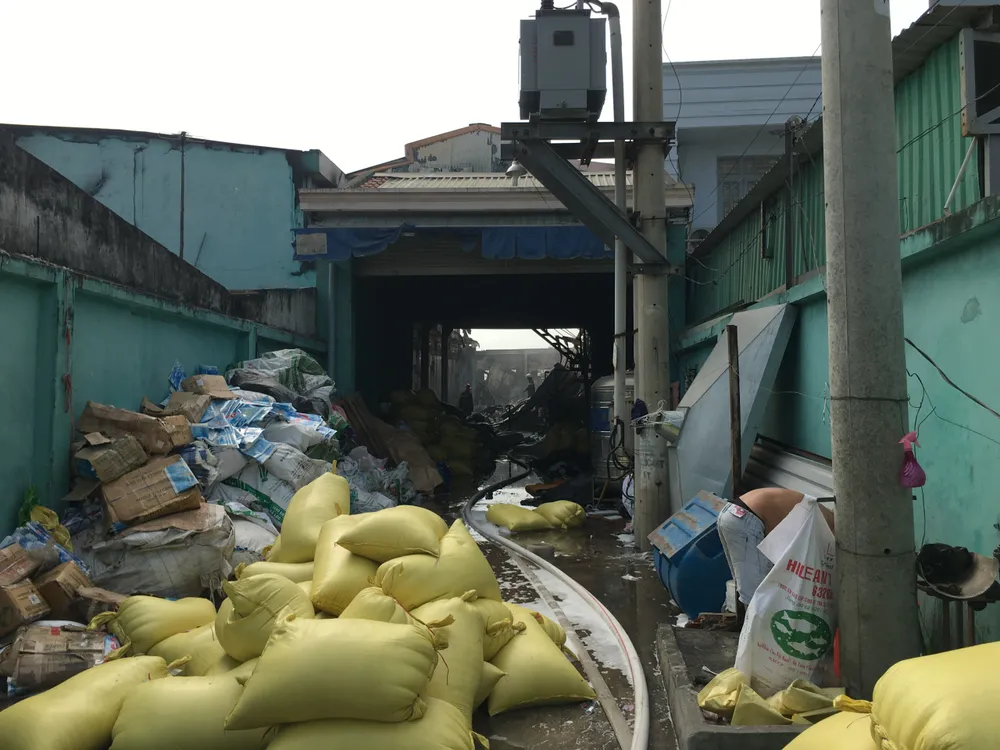 Cận cảnh vụ cháy xưởng tái chế phế liệu ở Bình Chánh, TPHCM ảnh 1