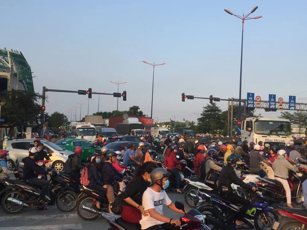 Tránh xe buýt, xe container gây tai nạn liên hoàn ảnh 3