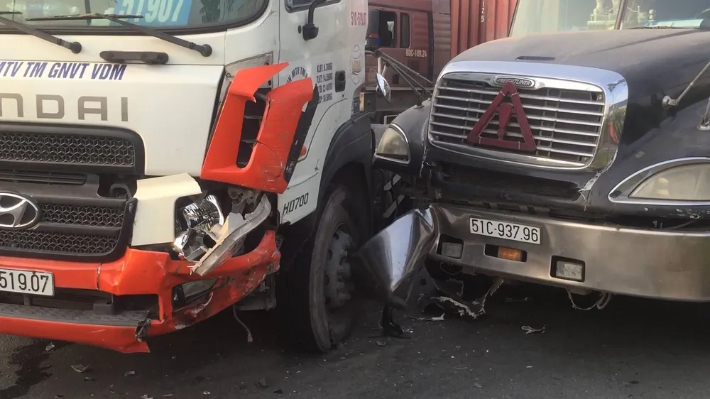 Tránh xe buýt, xe container gây tai nạn liên hoàn ảnh 1