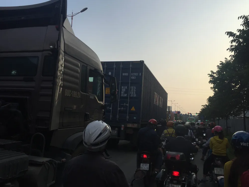 Tránh xe buýt, xe container gây tai nạn liên hoàn ảnh 4