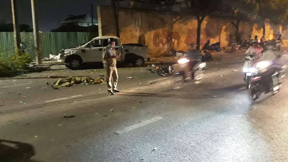 Xe bán tải húc hàng loạt xe máy lúc rạng sáng, 2 người chết ảnh 3