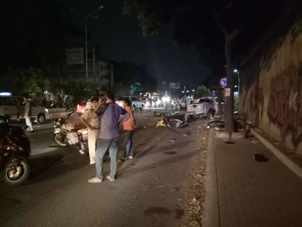 Xe bán tải húc hàng loạt xe máy lúc rạng sáng, 2 người chết ảnh 6