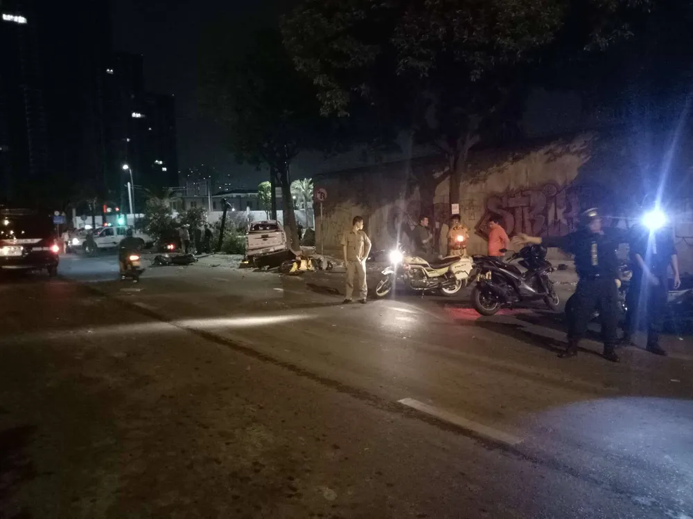 Xe bán tải húc hàng loạt xe máy lúc rạng sáng, 2 người chết ảnh 10