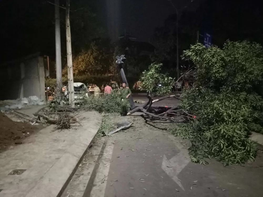 Xe bán tải húc hàng loạt xe máy lúc rạng sáng, 2 người chết ảnh 11