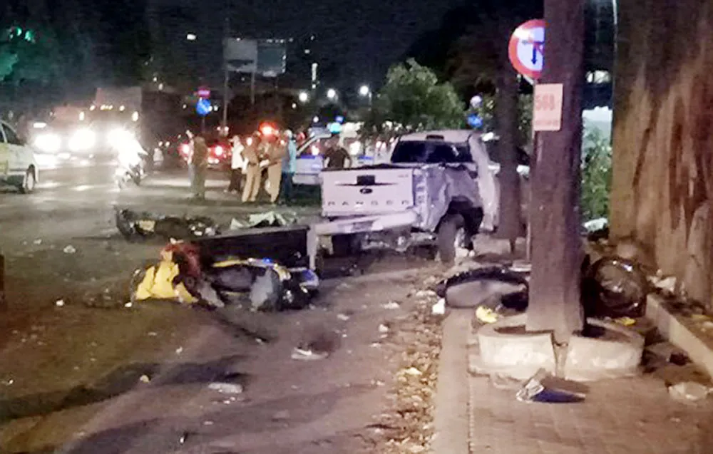 Vụ xe bán tải húc hàng loạt xe máy, 2 người chết: Tài xế đạp nhầm chân ga? ảnh 6