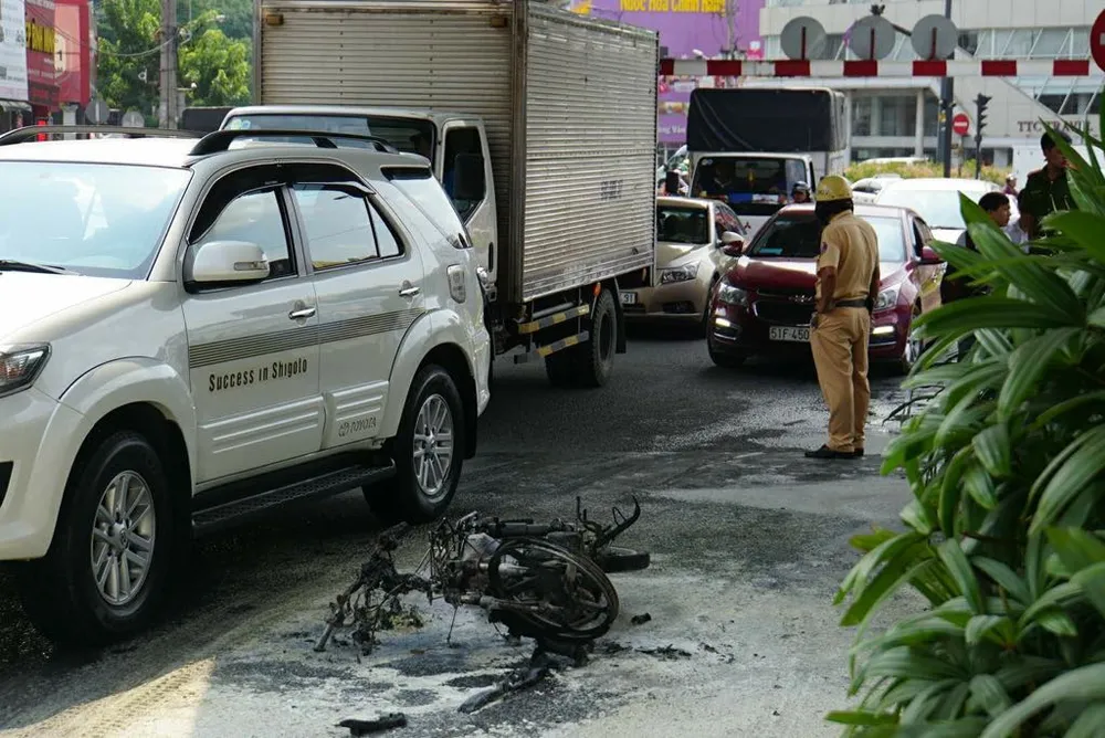 Xin lỗi vi phạm giao thông không được, nam thanh niên đốt xe ảnh 2