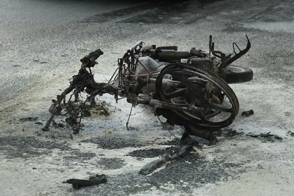 Xin lỗi vi phạm giao thông không được, nam thanh niên đốt xe ảnh 1