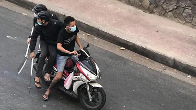 Các côn đồ hung hản tại hiện trường.