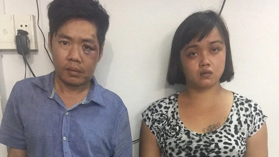 Hai đối tượng móc túi tại cơ quan công an. Ảnh: CHÍ THẠCH