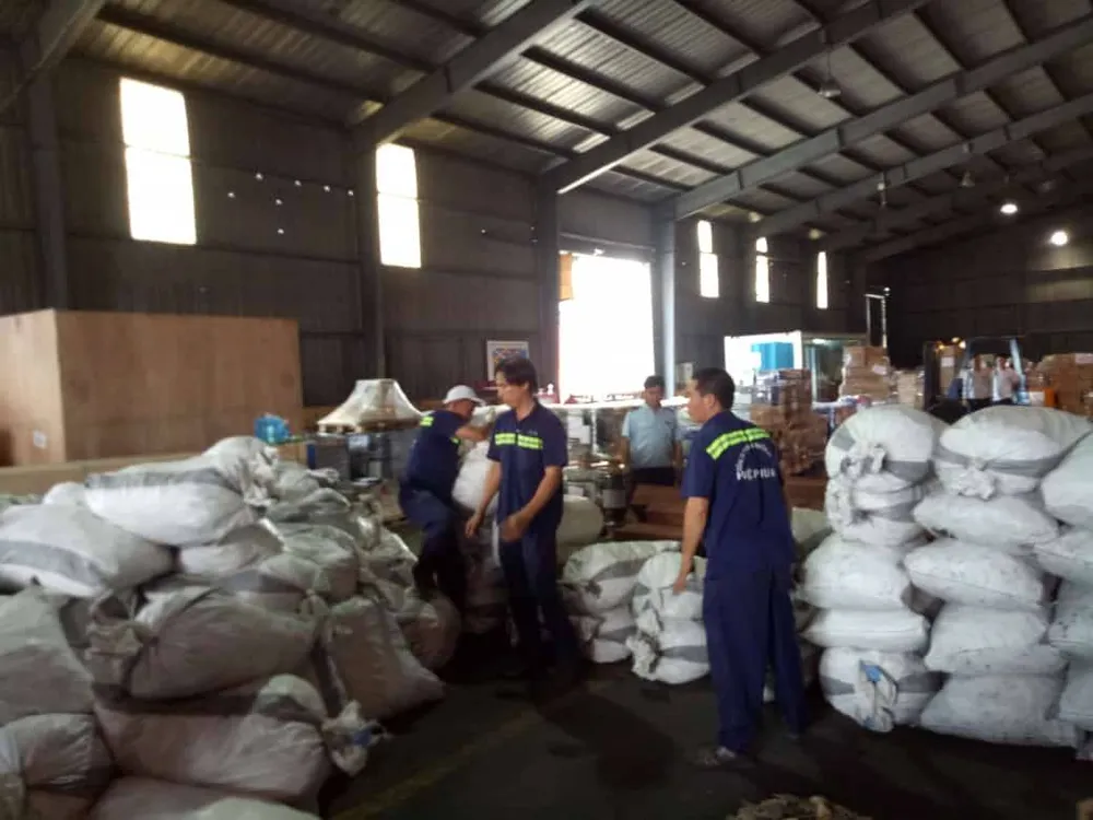 Phát hiện 7,3 tấn nghi vảy tê tê ngụy trang trong các khúc gỗ ở cảng Cát Lái ảnh 5