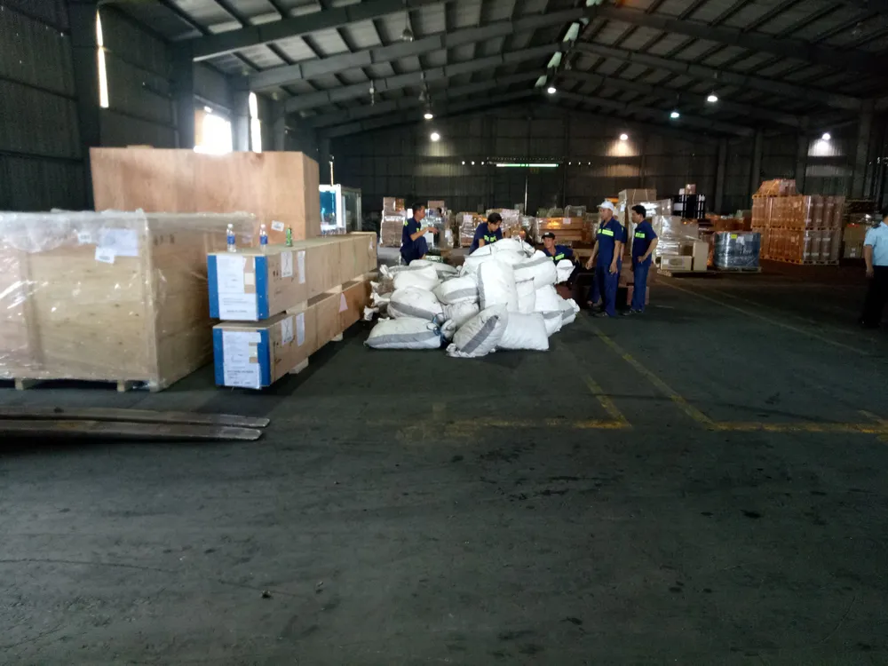 Phát hiện 7,3 tấn nghi vảy tê tê ngụy trang trong các khúc gỗ ở cảng Cát Lái ảnh 2