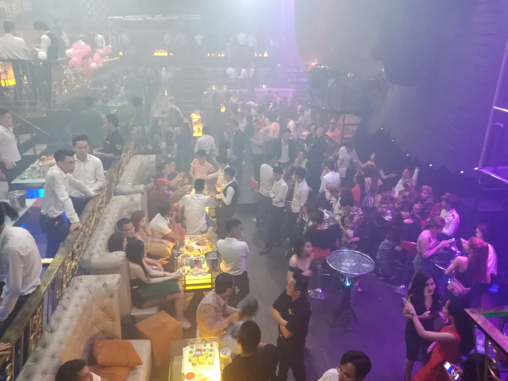 Đột kích quán bar ở trung tâm, phát hiện nhiều dân chơi đang phê ma túy ảnh 1