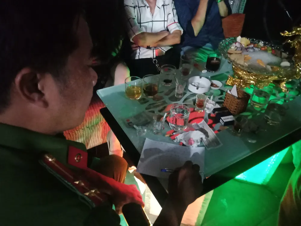 Đột kích quán bar ở trung tâm, phát hiện nhiều dân chơi đang phê ma túy ảnh 4