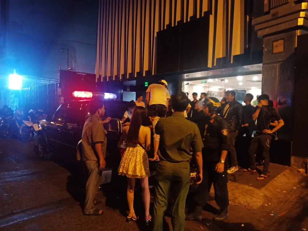 Đột kích quán bar ở trung tâm, phát hiện nhiều dân chơi đang phê ma túy ảnh 7