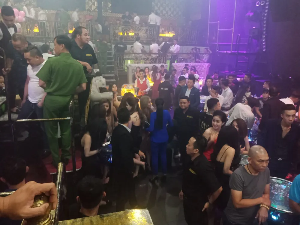 Đột kích quán bar ở trung tâm, phát hiện nhiều dân chơi đang phê ma túy ảnh 3