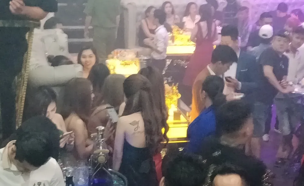 Đột kích quán bar ở trung tâm, phát hiện nhiều dân chơi đang phê ma túy ảnh 2