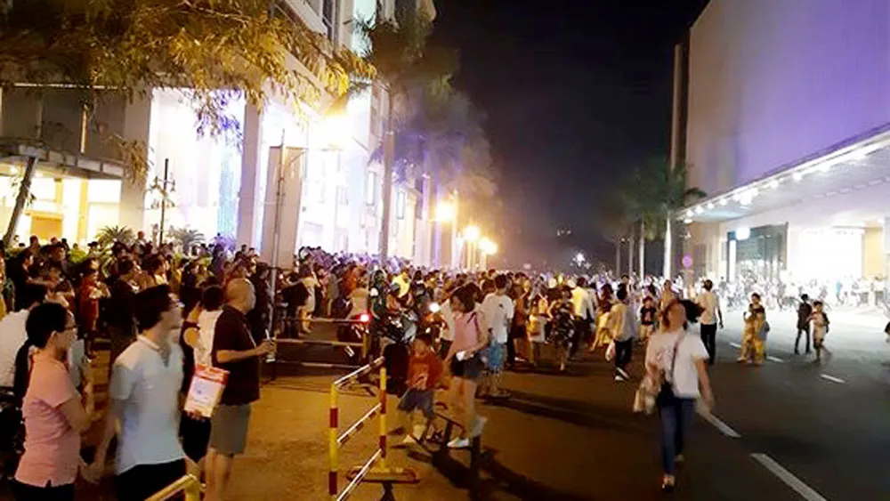 Nghe chuông báo cháy ở trung tâm thương mại Crescent Mall, hàng ngàn người tháo chạy tán loạn ảnh 1