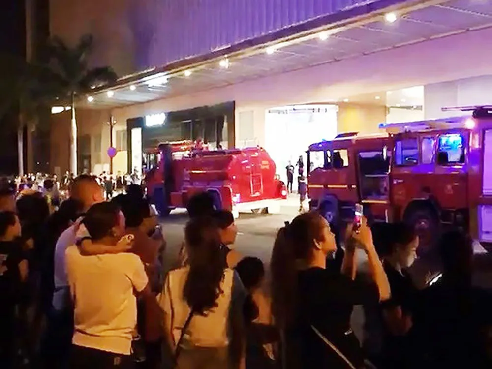 Nghe chuông báo cháy ở trung tâm thương mại Crescent Mall, hàng ngàn người tháo chạy tán loạn ảnh 2