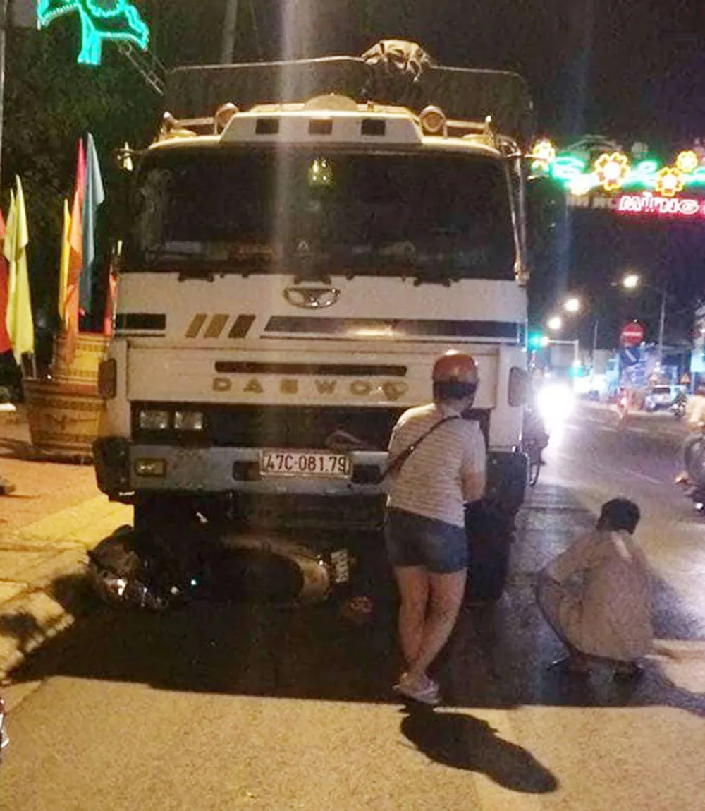 Va chạm với xe bán tải, 1 người tử vong, 3 người bị thương ảnh 1