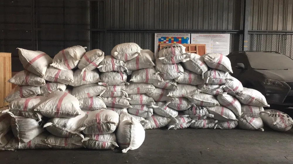 Liên tục bắt giữ hàng tấn vảy tê tê được ngụy trang trong bao tải  ảnh 1