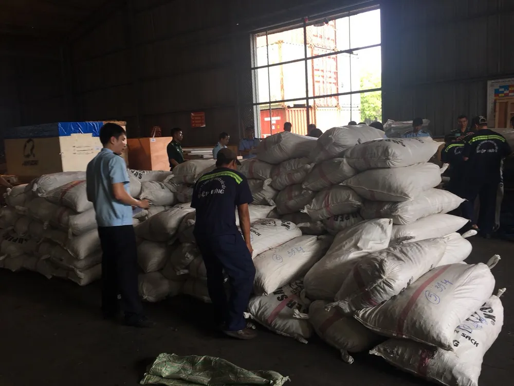 Liên tục bắt giữ hàng tấn vảy tê tê được ngụy trang trong bao tải  ảnh 2