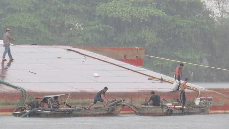 Lật sà lan trên sông Sài Gòn ảnh 1