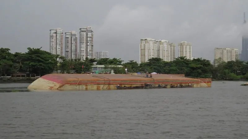 Lật sà lan trên sông Sài Gòn ảnh 3