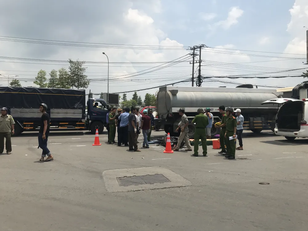 Va chạm với xe bồn, 1 người chết, 1 người bị thương ảnh 1