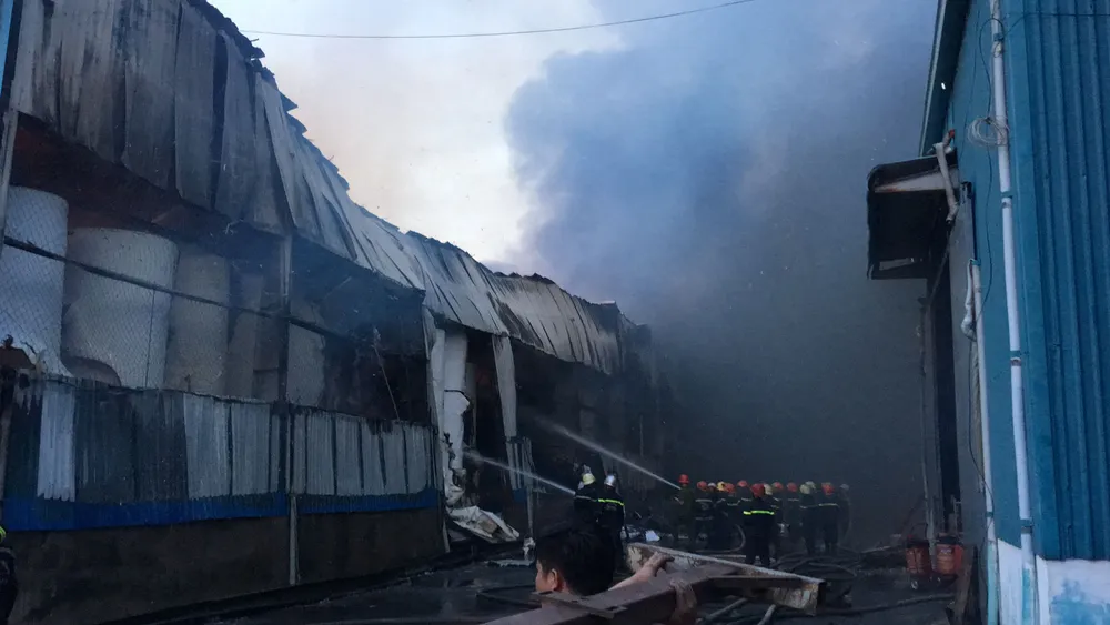 Hàng trăm chiến sĩ PCCC tham gia chữa cháy tại Khu công nghiệp Vĩnh Lộc ảnh 8