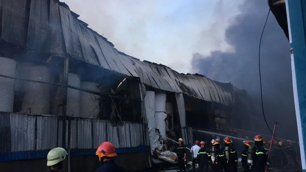 Hàng trăm chiến sĩ PCCC tham gia chữa cháy tại Khu công nghiệp Vĩnh Lộc ảnh 15