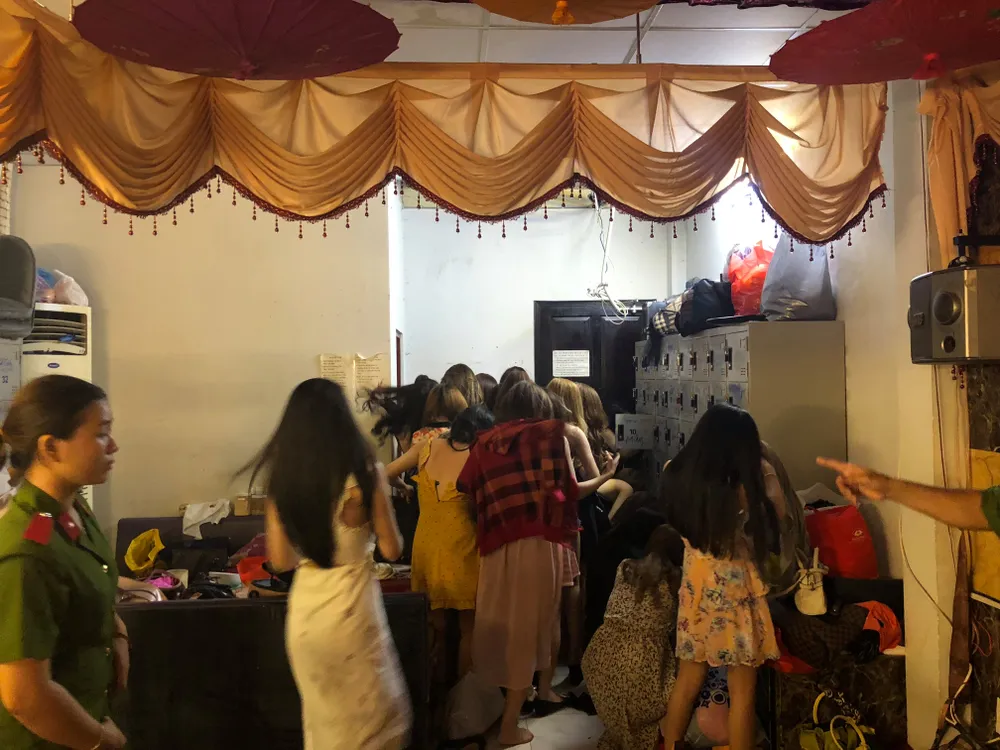 Kiểm tra 2 nhà hàng ở quận 1, phát hiện gần 70 nữ tiếp viên ăn mặc hở hang  ảnh 4