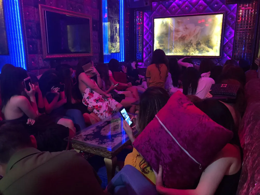 Kiểm tra 2 nhà hàng ở quận 1, phát hiện gần 70 nữ tiếp viên ăn mặc hở hang  ảnh 6