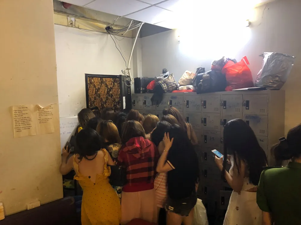 Đột kích nhà hàng lúc nửa đêm, hàng chục nữ tiếp viên ăn mặc hở hang tháo chạy tán loạn  ảnh 5