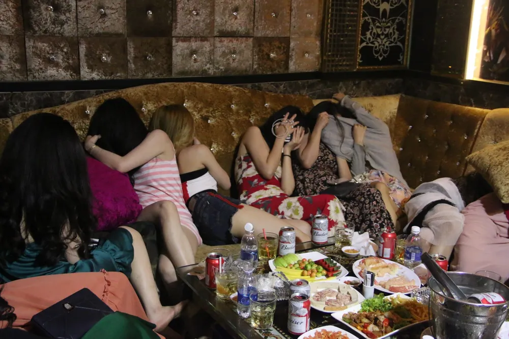 Kiểm tra 2 nhà hàng ở quận 1, phát hiện gần 70 nữ tiếp viên ăn mặc hở hang  ảnh 5