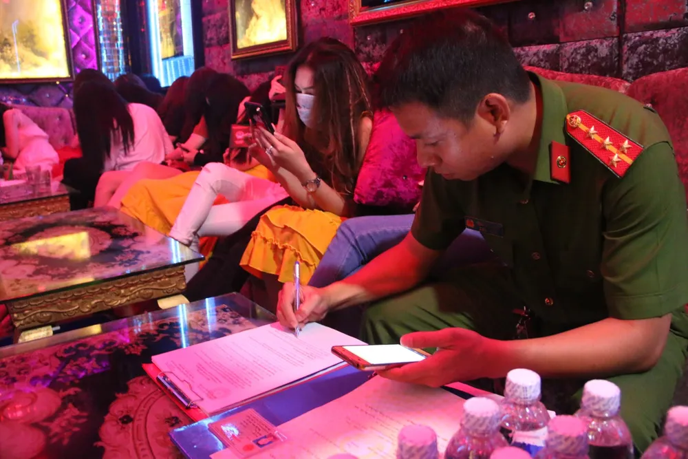 Kiểm tra 2 nhà hàng ở quận 1, phát hiện gần 70 nữ tiếp viên ăn mặc hở hang  ảnh 7