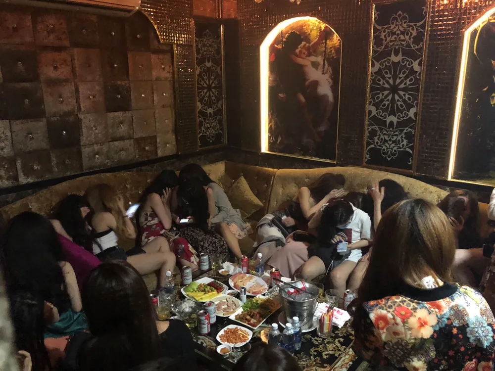 Đột kích nhà hàng lúc nửa đêm, hàng chục nữ tiếp viên ăn mặc hở hang tháo chạy tán loạn  ảnh 7