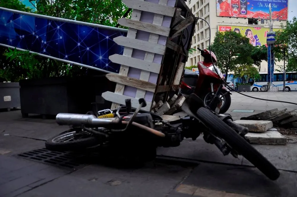 Cổng chào trang trí trên phố đi bộ Nguyễn Huệ đổ sập, 1 người bị thương ảnh 13