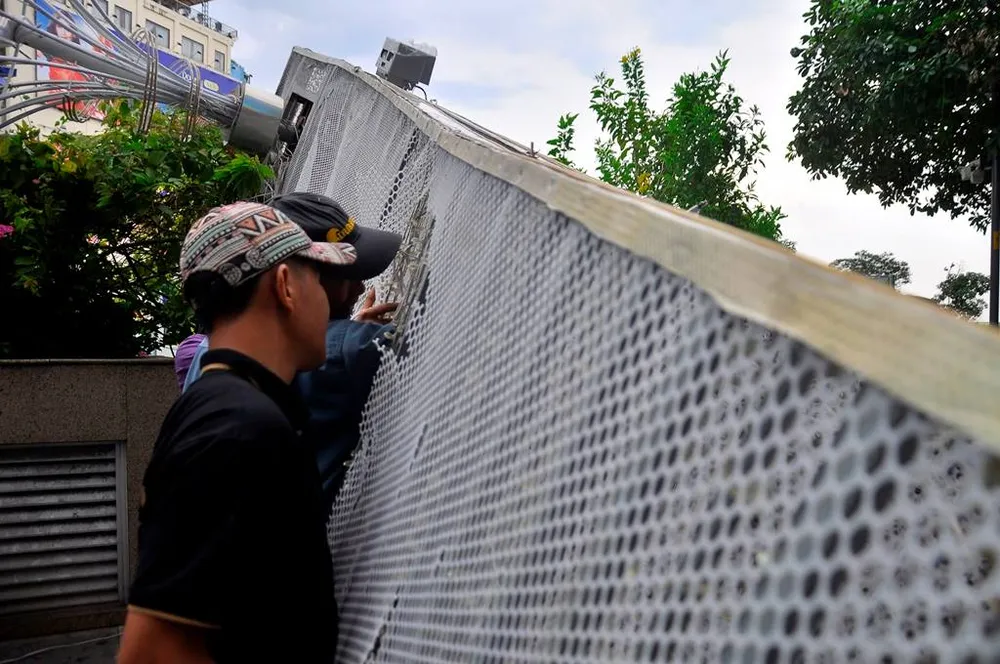 Cổng chào trang trí trên phố đi bộ Nguyễn Huệ đổ sập, 1 người bị thương ảnh 10