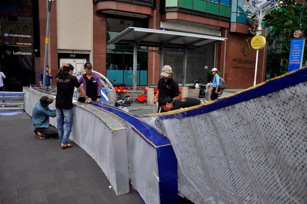 Cổng chào trang trí trên phố đi bộ Nguyễn Huệ đổ sập, 1 người bị thương ảnh 9