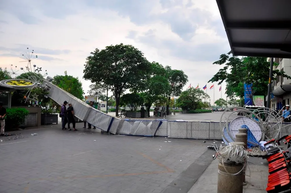 Cổng chào trang trí trên phố đi bộ Nguyễn Huệ đổ sập, 1 người bị thương ảnh 11