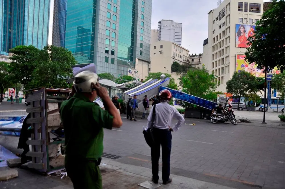Cổng chào trang trí trên phố đi bộ Nguyễn Huệ đổ sập, 1 người bị thương ảnh 1
