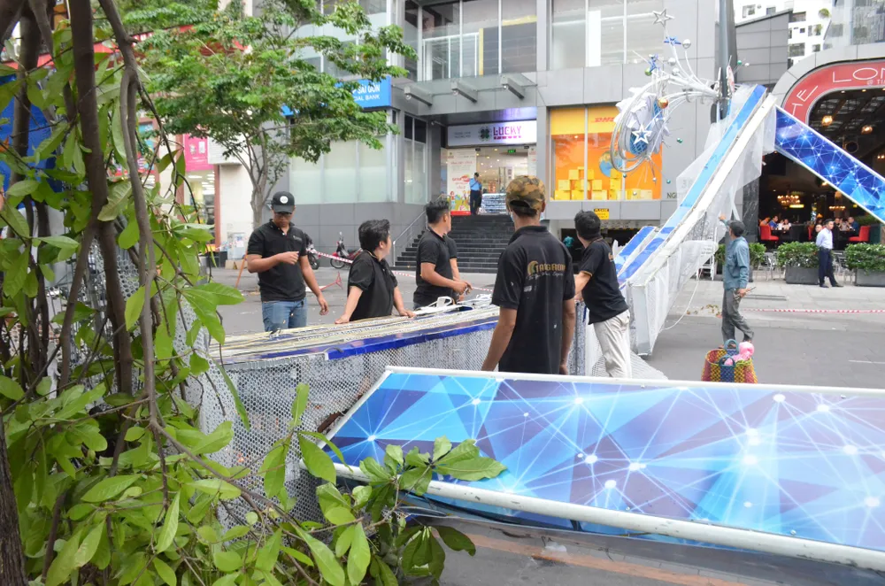 Cổng chào trang trí trên phố đi bộ Nguyễn Huệ đổ sập, 1 người bị thương ảnh 12