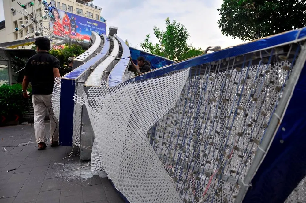 Cổng chào trang trí trên phố đi bộ Nguyễn Huệ đổ sập, 1 người bị thương ảnh 3