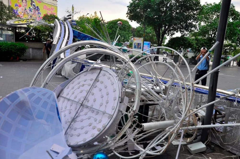 Cổng chào trang trí trên phố đi bộ Nguyễn Huệ đổ sập, 1 người bị thương ảnh 2