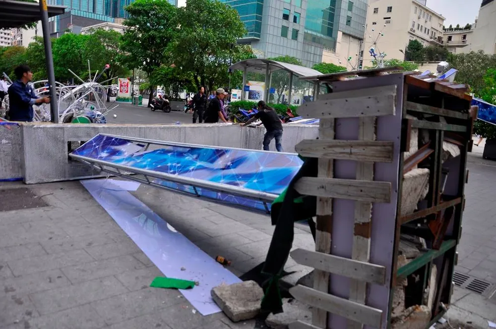 Cổng chào trang trí trên phố đi bộ Nguyễn Huệ đổ sập, 1 người bị thương ảnh 4